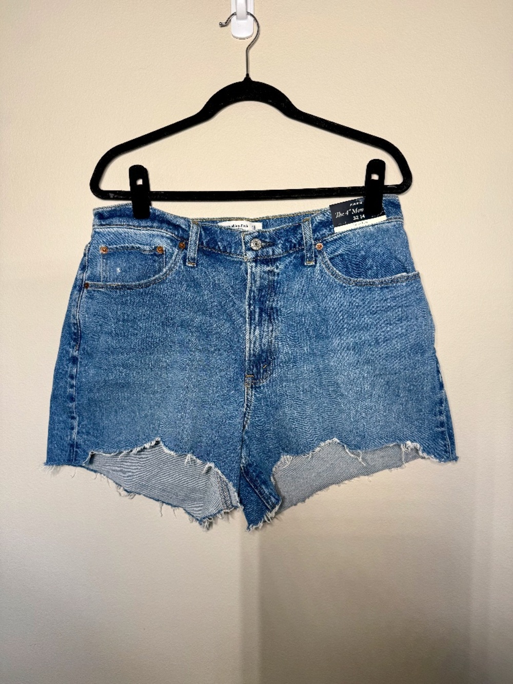Abercrombie Curve Love High Rise 4” Mom Short NWT